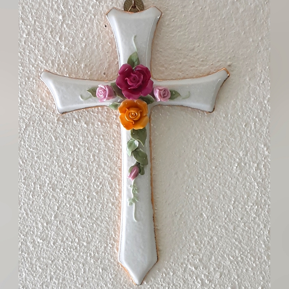 ROYAL ALBERT Old Country Roses CROSS Wall Hanging 3-D Roses Gold Trim 10.5 " T